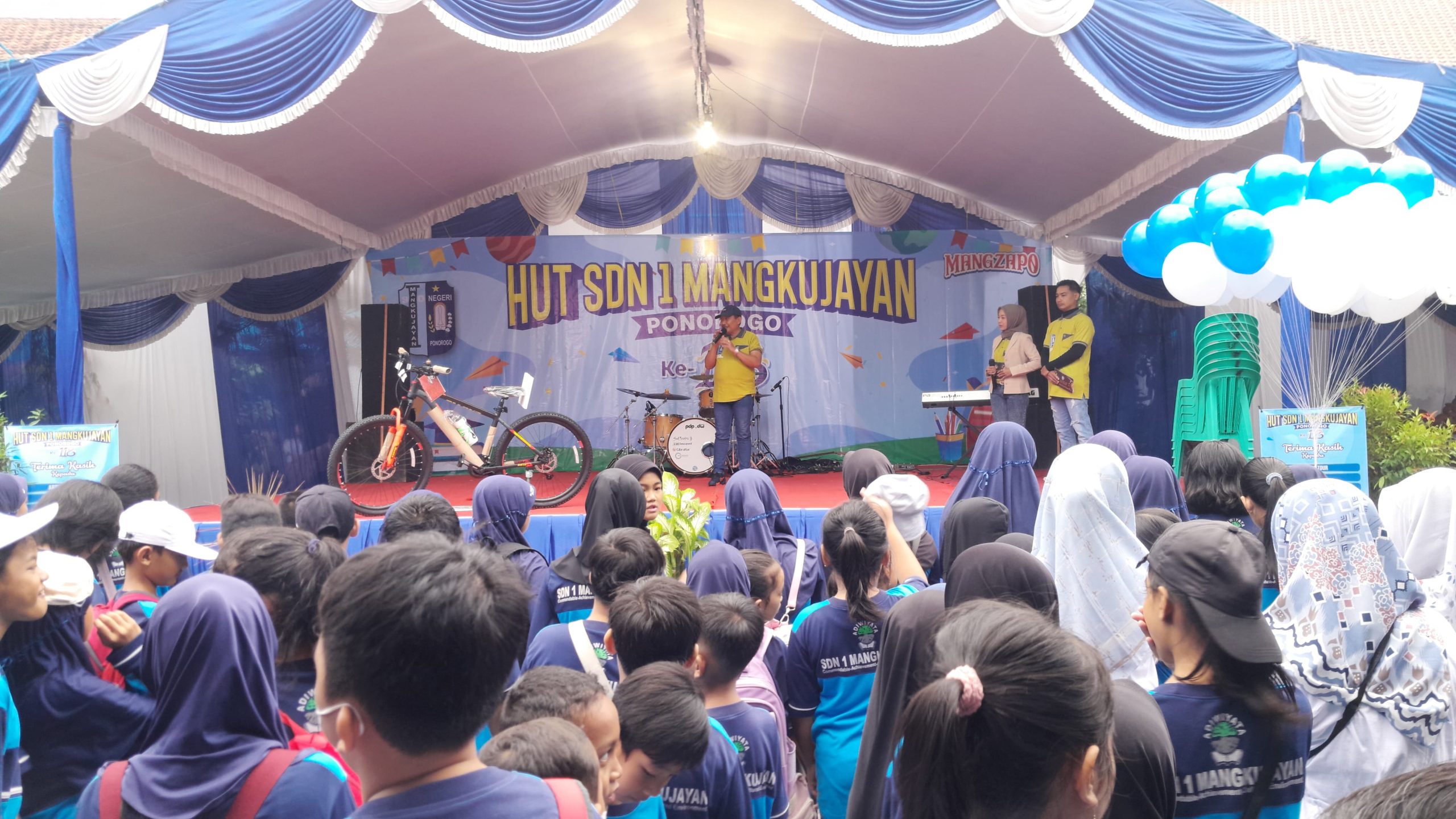 Kadindik Ponorogo Berangkatkan Jalan Sehat HUT ke-118 SDN 1 Mangkujayan