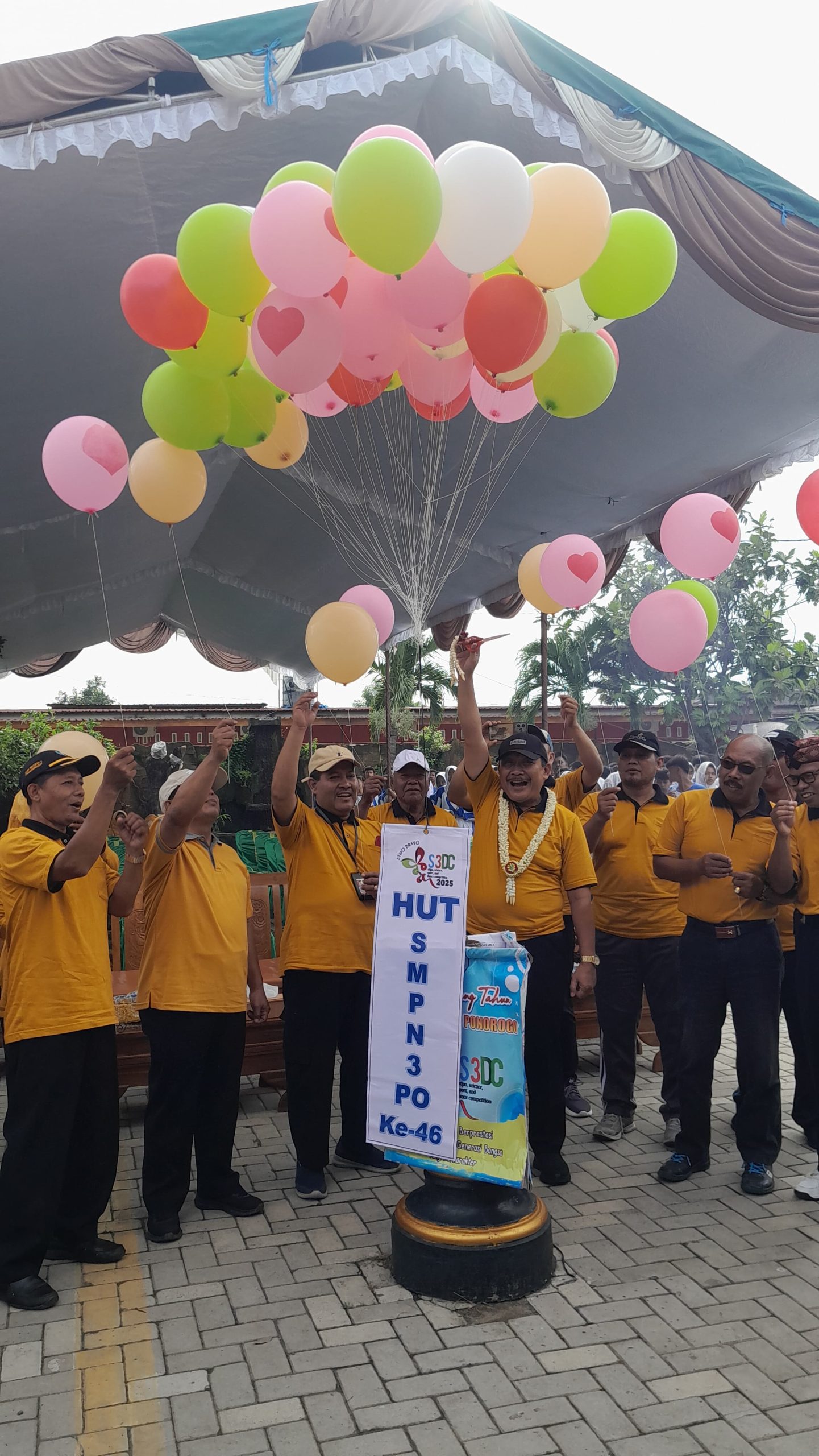 Penutupan Semarak Peringatan HUT ke-46, SMPN 3 Ponorogo Gelar Jalan Sehat