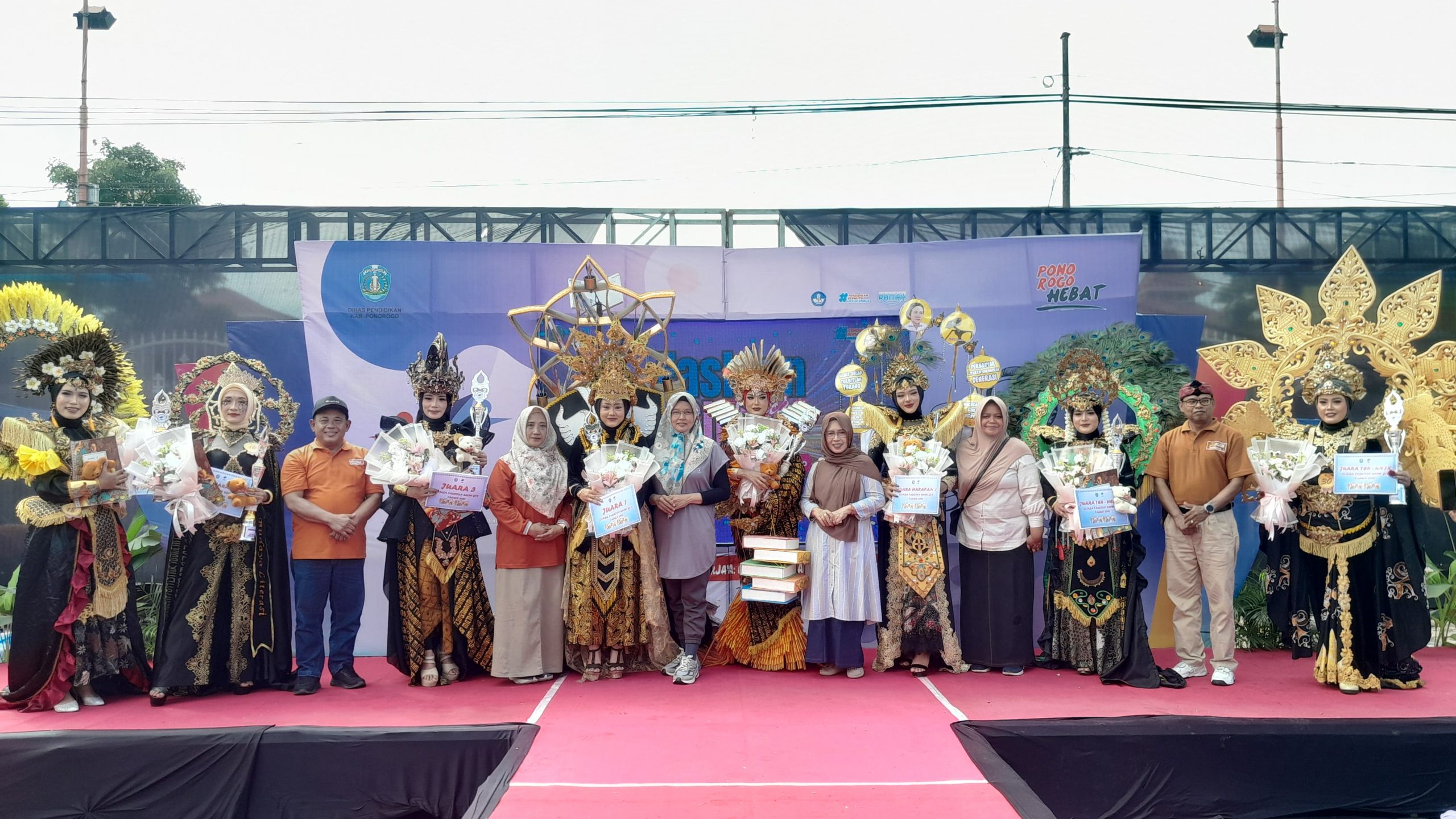 Peringati Hari Kartini Dan Hardiknas 2025, Dinas Pendidikan Ponorogo Gelar Fashion Show Bagi Guru