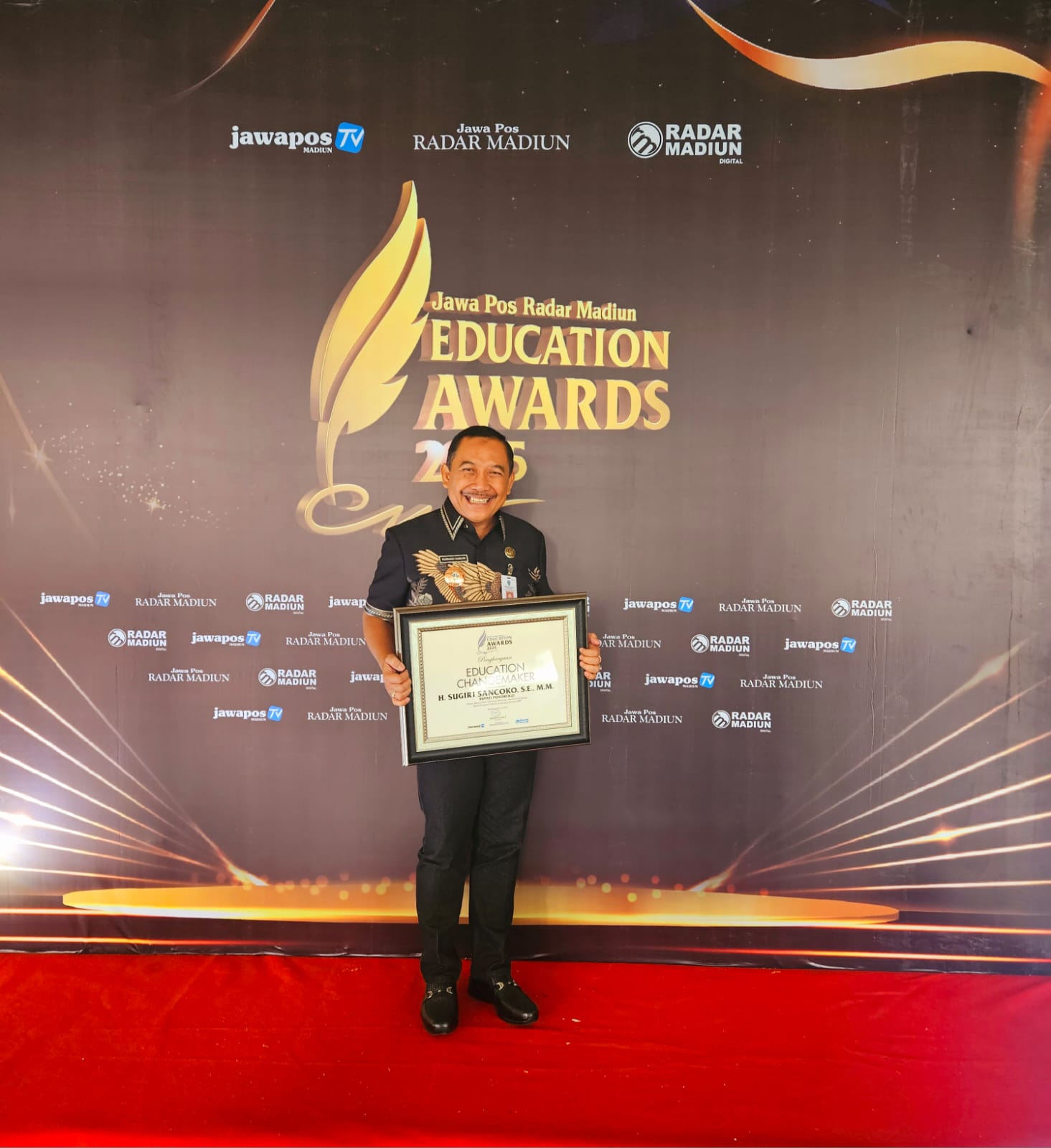 Inovasi Program Tahfidz Quran, Bupati Ponorogo Raih Penghargaan Radar Madiun Education Award 2025