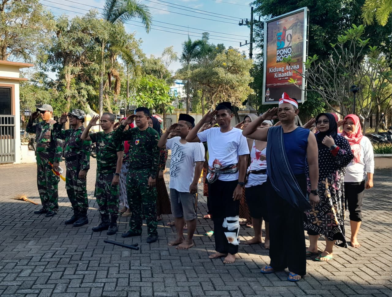 Suguhkan Teatrikal Perlawanan 10 November, Karyawan Gedung Terpadu Peringati HUT ke-80 RI