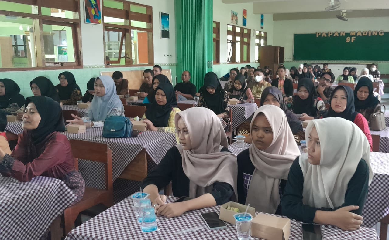 Siapkan Generasi Cerdas, Sekdindik Buka English Camp 2025 SMPN 4 Ponorogo