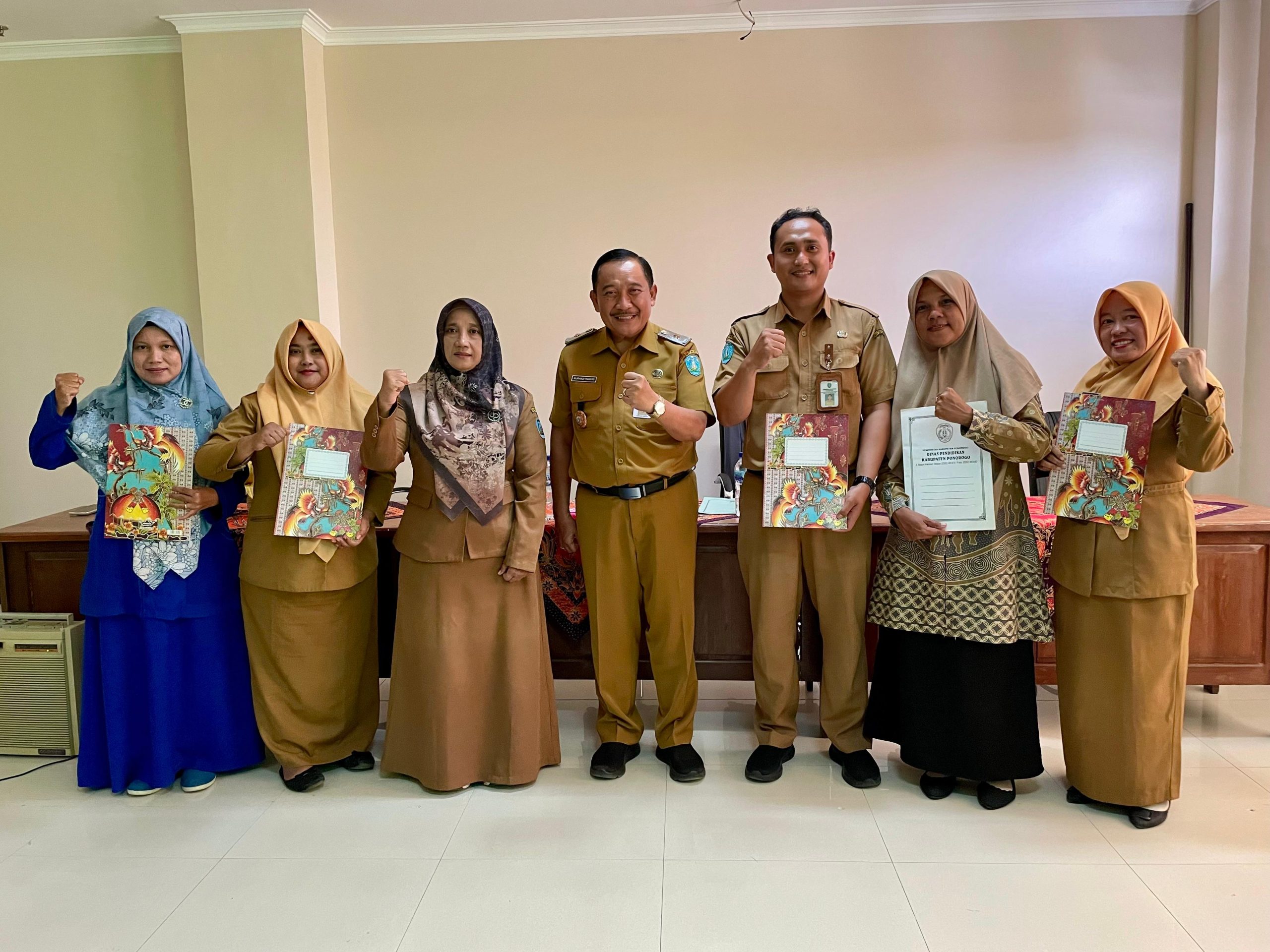 Dindik Ponorogo Berikan Apresiasi Penghargaan Bagi GTK Ponorogo