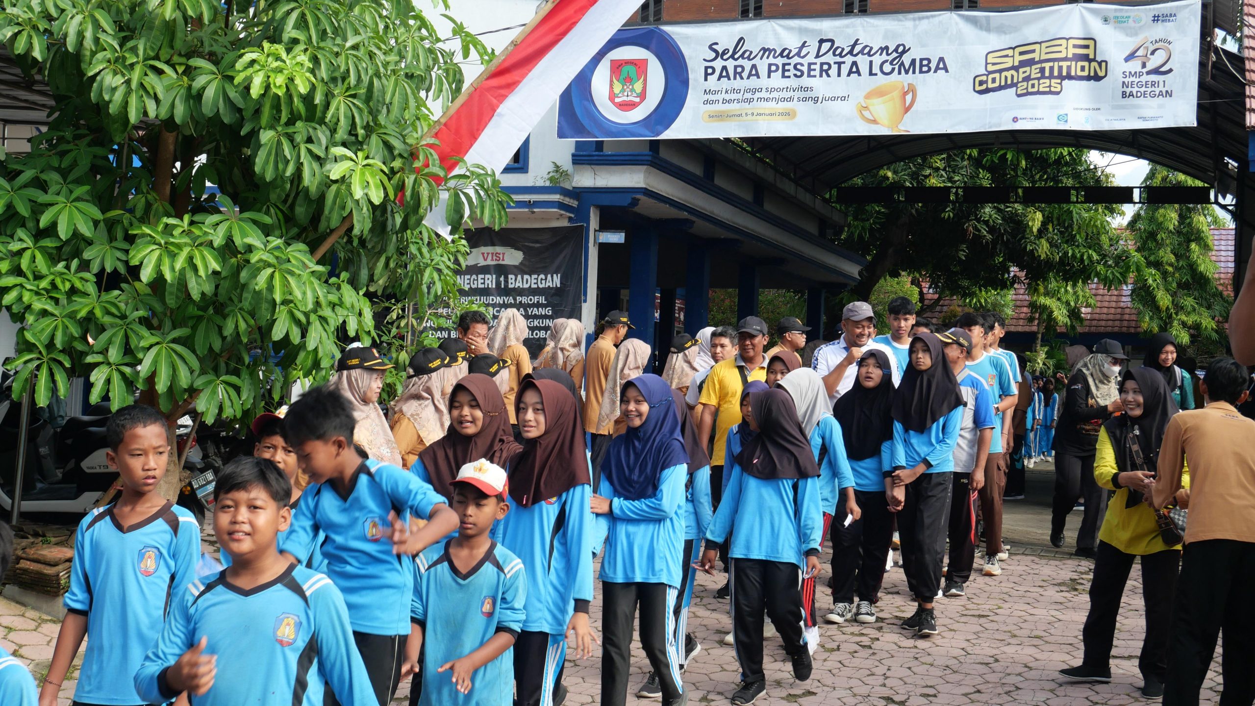 Kadindik Ponorogo Berangkatkan Jalan Sehat HUT ke-42 SMPN 1 Badegan