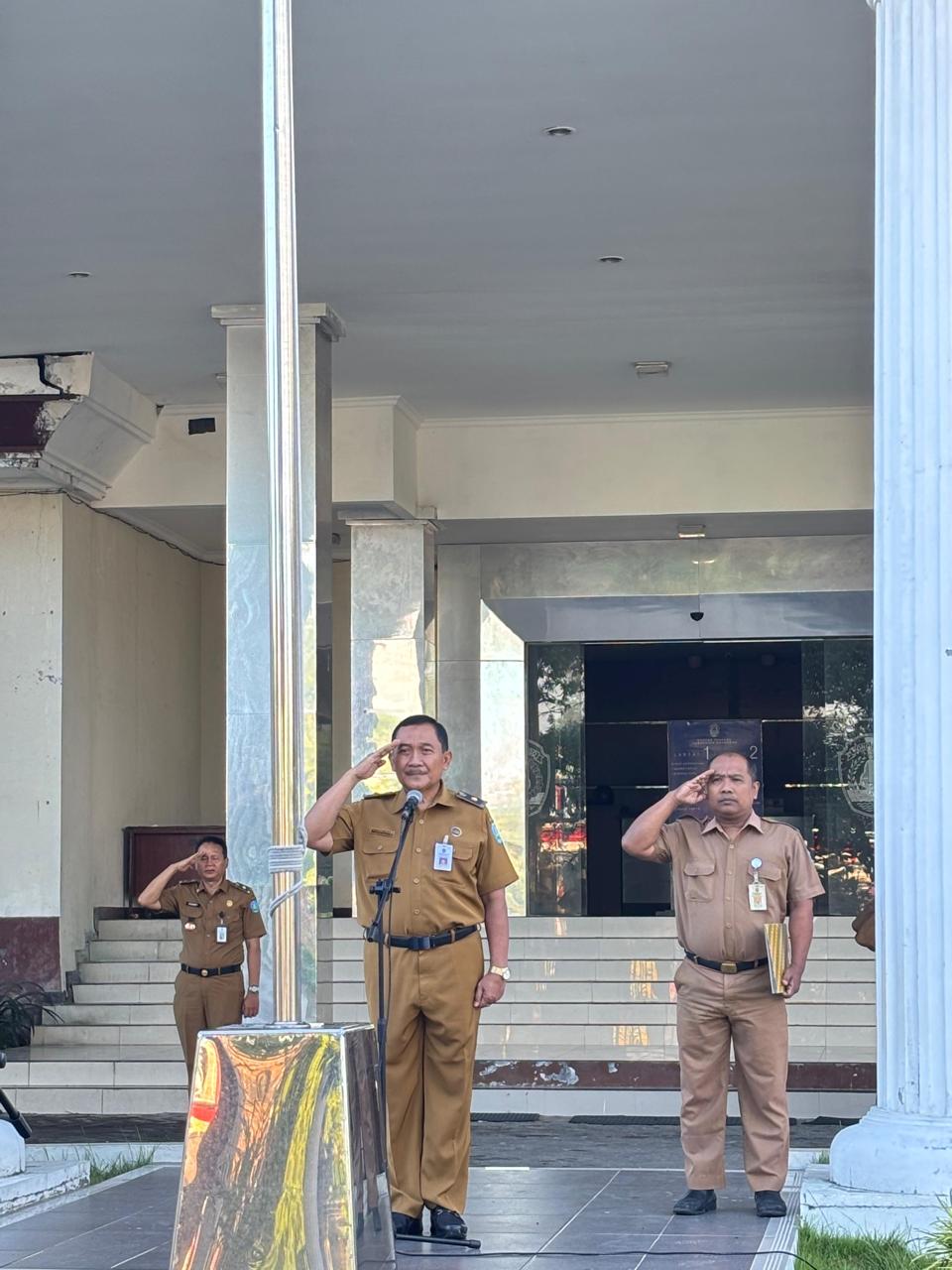 Kepala Dinas Pendidikan Ponorogo Drs. H. Nurhadi Hanuri M.M memimpin apel Senin Minggu pertama bulan Februari 2026 dihalaman Gedung Terpadu Kabupaten Ponorogo, yang diikuti oleh seluruh staf dan karyawan OPD di Gedung Terpadu Kabupaten Ponorogo, Senin (01/02/2026).