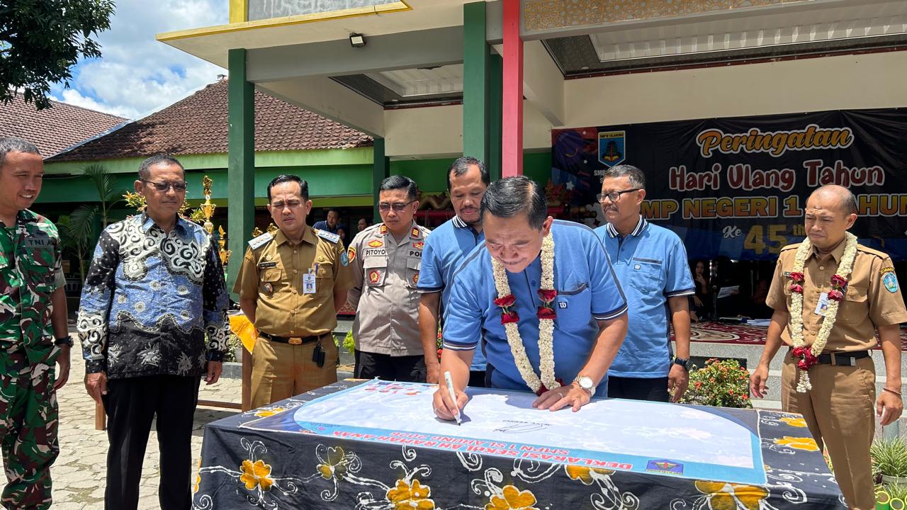 Kepala Dinas Pendidikan Ponorogo Drs. H. Nurhadi Hanuri M.M menutup acara HUT SMPN 1 Slahung dan menandatangani kesepakatan Sekolah Ramah Anak, Selasa (03/02/2026).