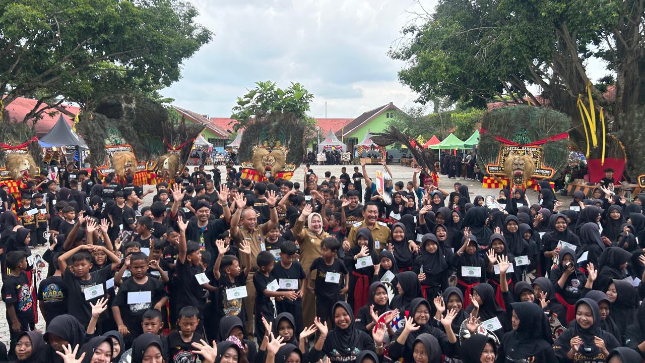 Dinas Pendidikan Ponorogo – Kepala Dinas Pendidikan Ponorogo Drs. H. Nurhadi Hanuri, M.M. bersama Plt. Bupati Ponorogo Bunda Lisdyarita, S.H. dalam acara pembukaan Dakapo Festival 2026 SMP Negeri 2 Kauman.