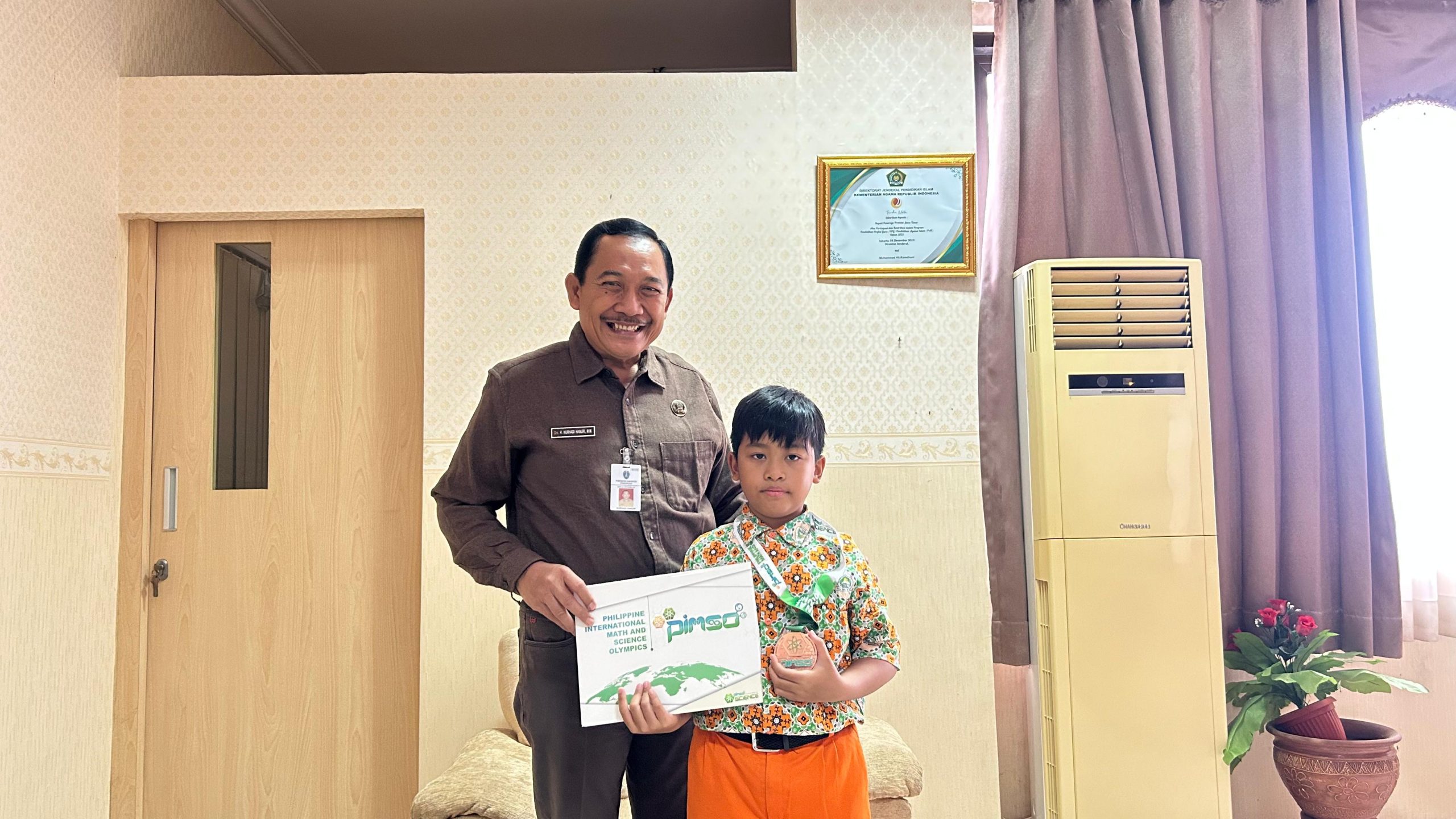 Kadindik Ponorogo memberikan apresiasi secara langsung kepada siswa SDIT Qurrota A’yun di Kantor Dinas Pendidikan Kabupaten Ponorogo, Kamis (05/03/2026).