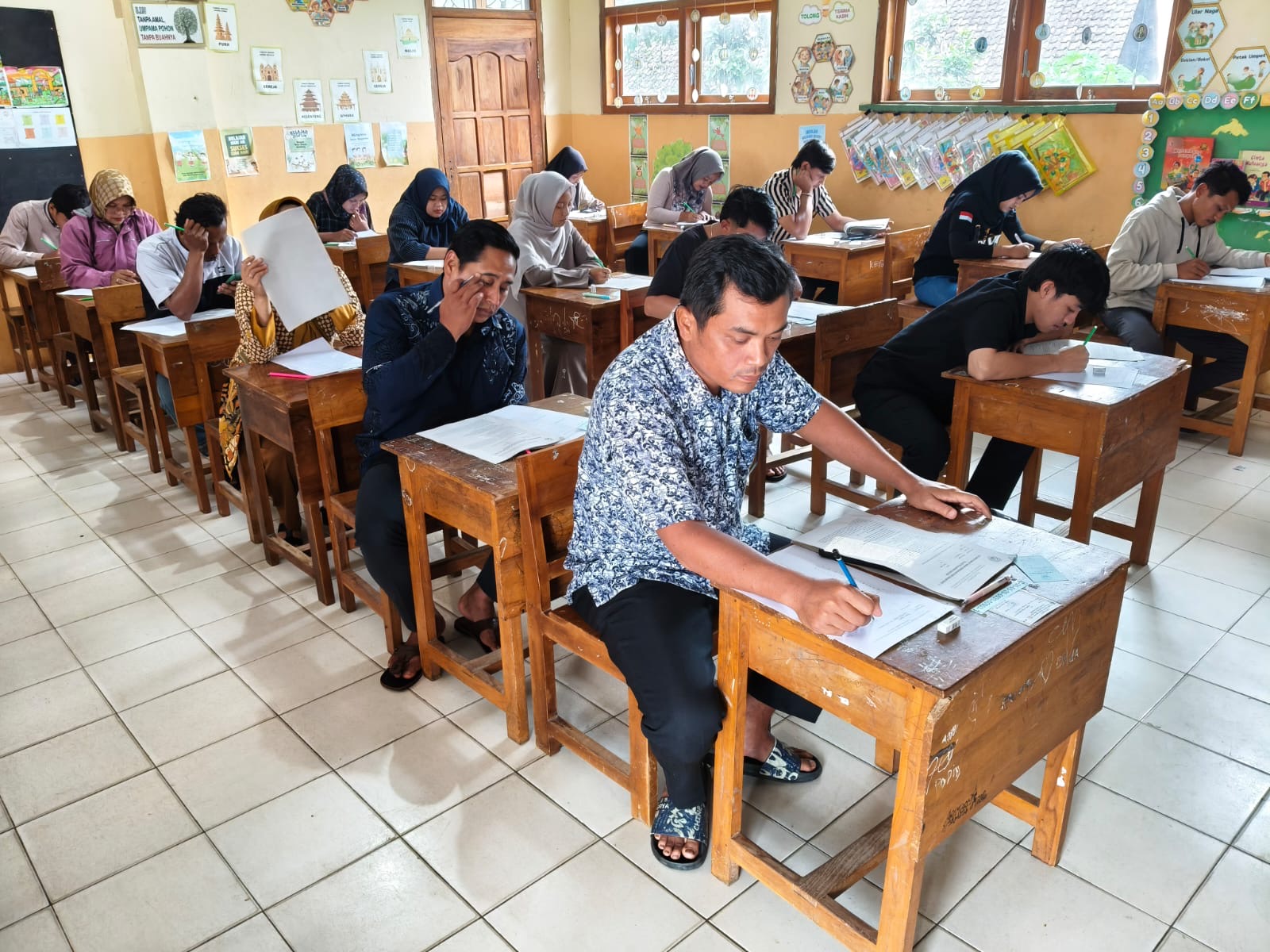 Pelaksanaan Ujian Pendidikan Kesetaraan Tahun 2026 diselenggarakan selama 4 hari, dimulai pada hari Senin, tanggal 6 April 2026, hingga hari Kamis, tanggal 9 April 2026.