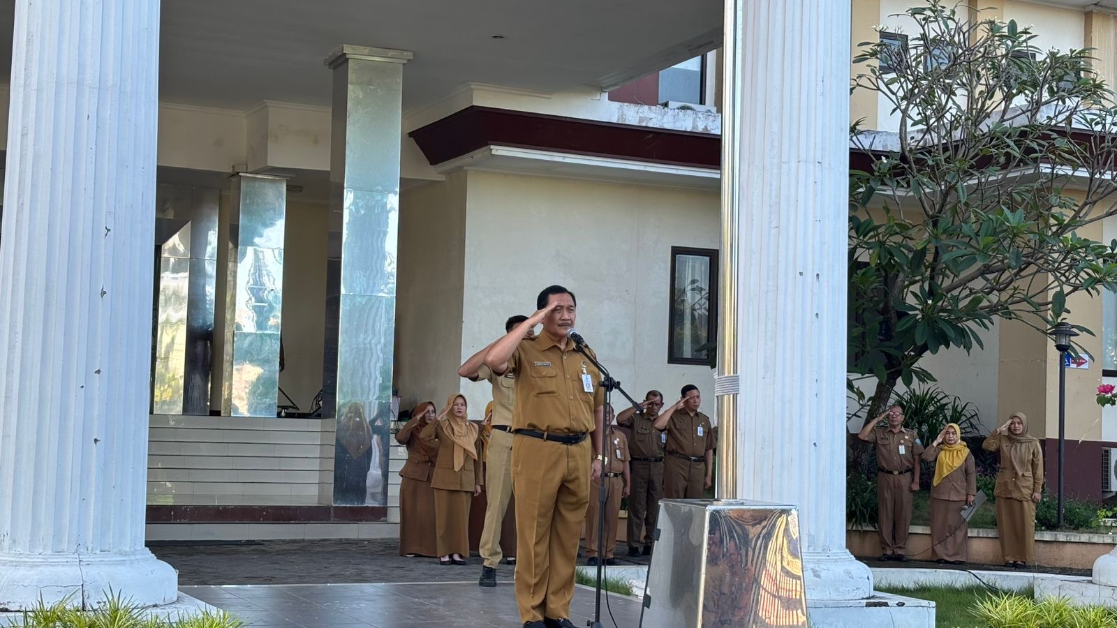 Pada pagi hari ini, seluruh jajaran karyawan dan karyawati dari Dinas Pendidikan, Dinas Kesehatan, serta Dinas PPKB melaksanakan kegiatan apel rutin hari Senin yang bertempat di halaman Gedung Terpadu Kabupaten Ponorogo, Senin (13/04/2026).