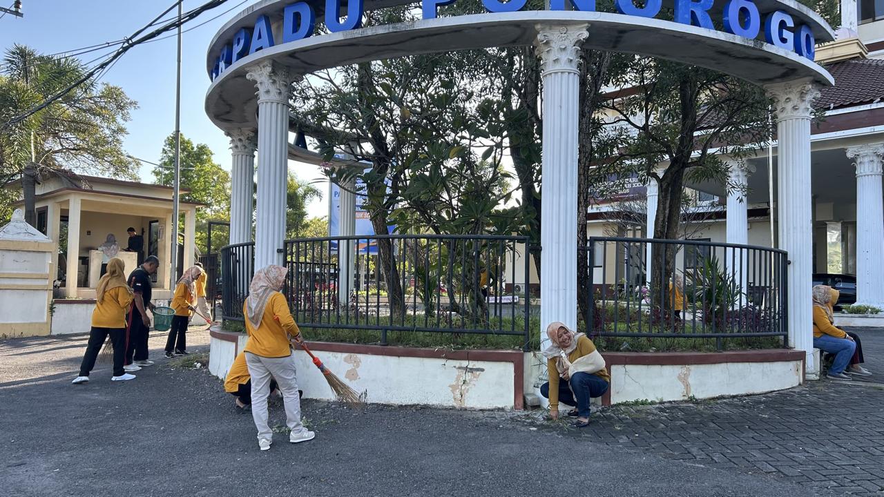 Pagi ini hari Jumat, 08 Mei 2026 seluruh karyawan Dinas Pendidikan Kabupaten Ponorogo melaksanakan kegiatan kerja bakti dalam rangka Mewujudkan Lingkungan yang ASRI (Aman, Sehat, Resik dan Indah), bertepat di halaman Gedung Terpadu Kabupaten Ponorogo.