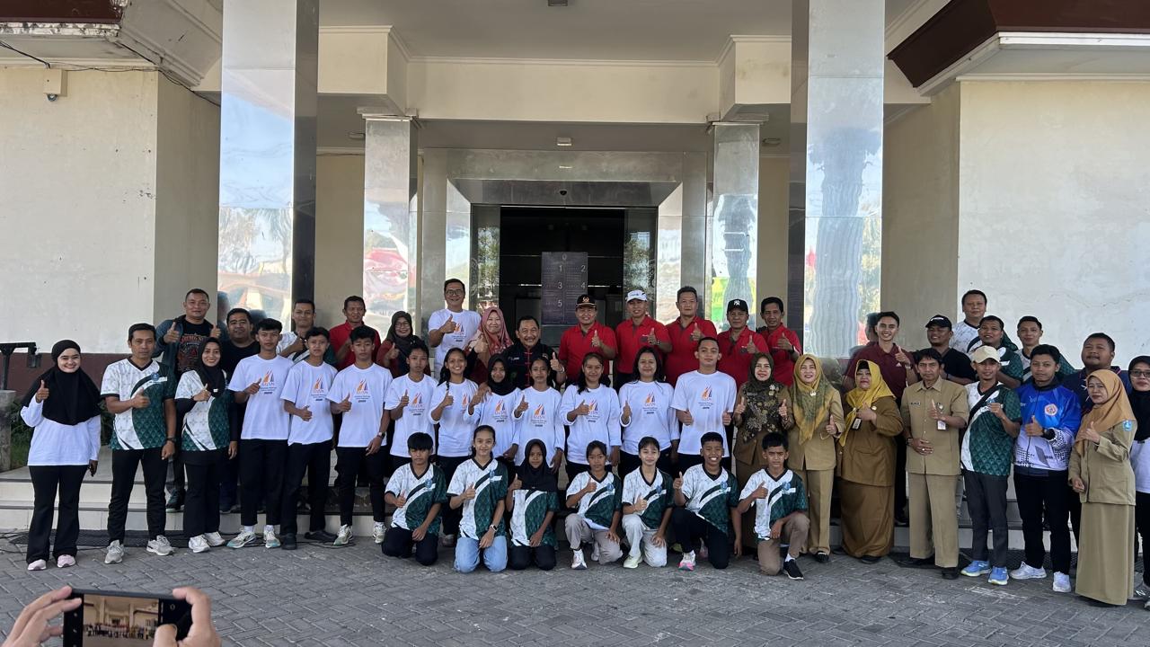Kadindik Ponorogo memberangkatkan kontingen O2SN SD dan SMP tingkat Provinsi Jawa Timur di Halaman Gedung Terpadu, Senin (29/06/2026).