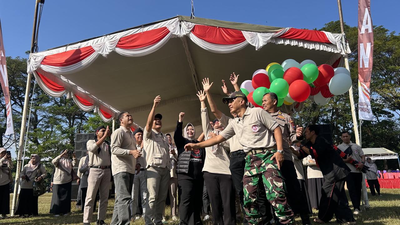 Dinas Pendidikan Ponorogo – Kepala Dinas Pendidikan Ponorogo Drs. H. Nurhadi Hanuri,M.M bersama Plt. Bupati Ponorogo Bunda Lisdya Rita S.H dalam acara Gelar Tari Masal “ Gegojekan Putu Warok” Lomba Prestasi Anak dan Guru PAUD dalam rangka Memperingati Hari Anak Nasional.